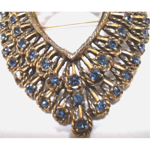 Vtg Vogue JLRY Reverse Teardrop Shaped Brooch - Gold Toned Blue Rhinestones - Picture 5 of 9